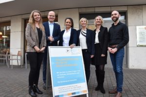 Prominenter Besuch bei der EUTB: (von links) Beraterin Sophie Wessel, Ralph Brinkhaus, Beraterin Anja Roy Chowdhury, Christina Witschel (Vorstand VKM – für Menschen mit Förderbedarf), Nadine Beyerbacht (Geschäftsleitung Diakonische Stiftung Ummeln) und Angelo Schmidt (Koordination Diakonische Stiftung Ummeln). Foto: Diakonische Stiftung Ummeln